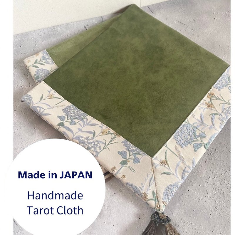ハンドメイドタロットクロス 海外製の高級シルクジャガード生地を使用 - 絨毯・カーペット - シルク・絹 