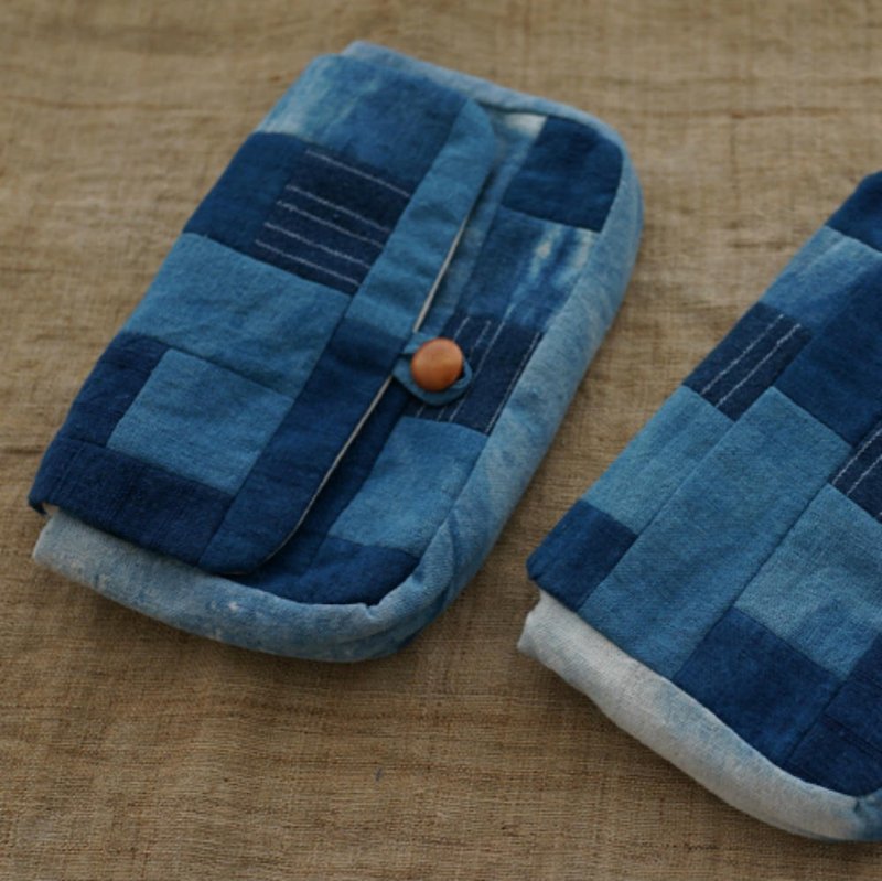 Deep blue dyed Indigo mobile phone bag patchwork wooden buckle coin purse leisure card certificate storage bag sundries bag - กระเป๋าเครื่องสำอาง - ผ้าฝ้าย/ผ้าลินิน สีน้ำเงิน