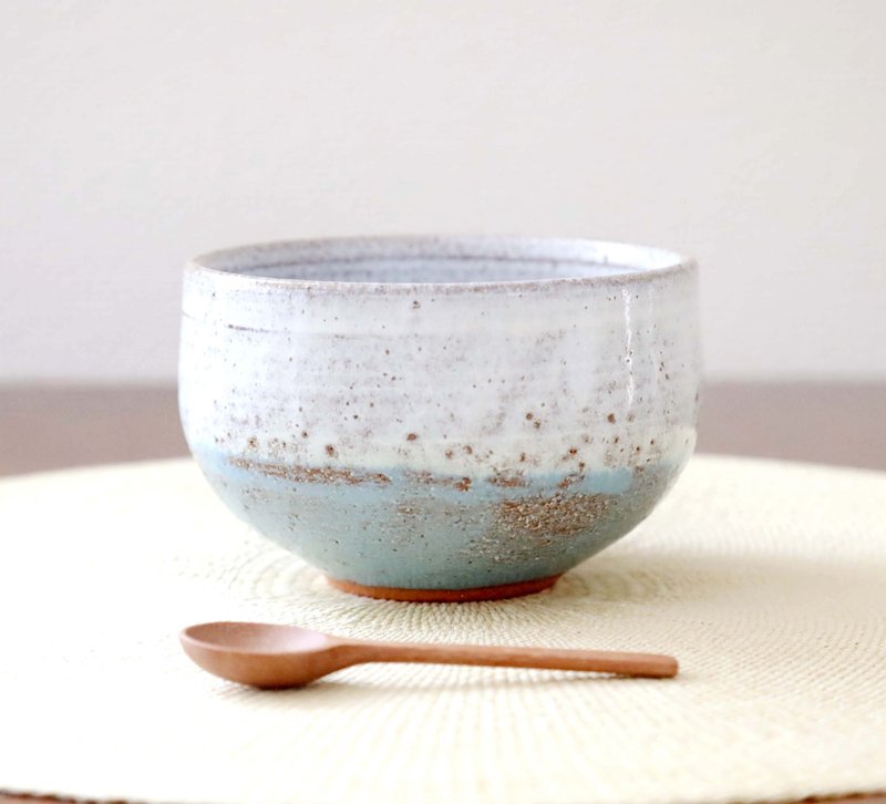 A bowl with white glaze and deep light blue glaze / Great for soup, matcha, cafe au lait, etc. - ถ้วยชาม - ดินเผา สีน้ำเงิน