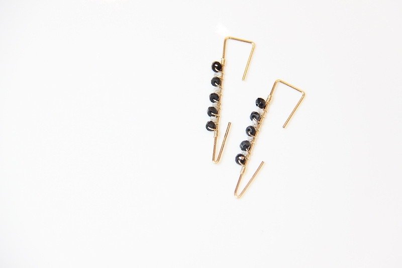 Minimalist simplicity black stone diamond earrings / Modern Obsidian & Rough Diamond with 14KGF Through earring - ต่างหู - เครื่องเพชรพลอย สีดำ
