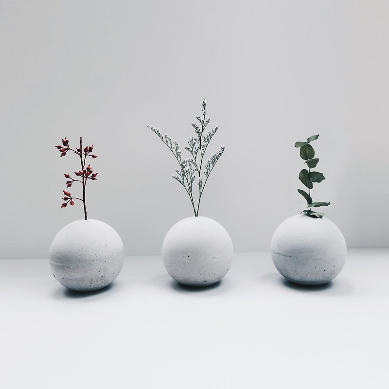 水泥 花瓶/花器 灰色 - PLANET 小星球 | 球型水泥花器・書擋・線香座・擴香石 (附植物)