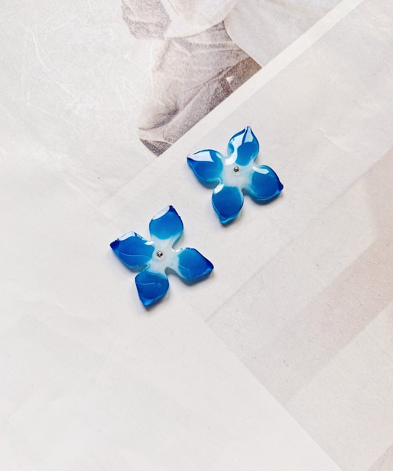 La Don - 紫阳花耳针/ear clip - ต่างหู - เรซิน สีน้ำเงิน
