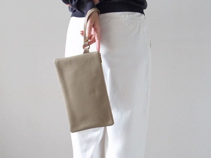長財布も入る　上質なイタリアンレザー　持ち手付き Pouch　 ベージュ 　カレン クオイル - 化妝包/收納袋 - 真皮 卡其色