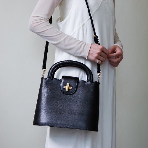 Louis Vuitton Faye Wong Messenger Bag Underarm Bag - Shop RARE TO GO  Messenger Bags & Sling Bags - Pinkoi
