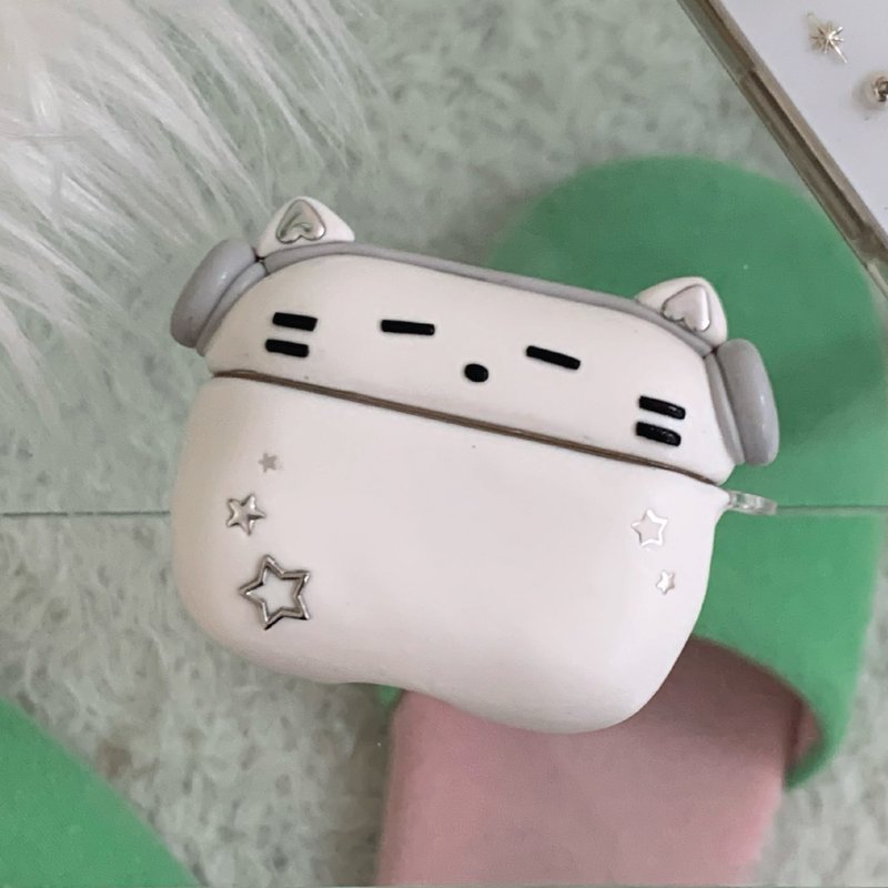 戴灰色耳機的白貓 韓國手工 AirPods 保護殼 - AirPods/耳機保護套 - 黏土 黑色