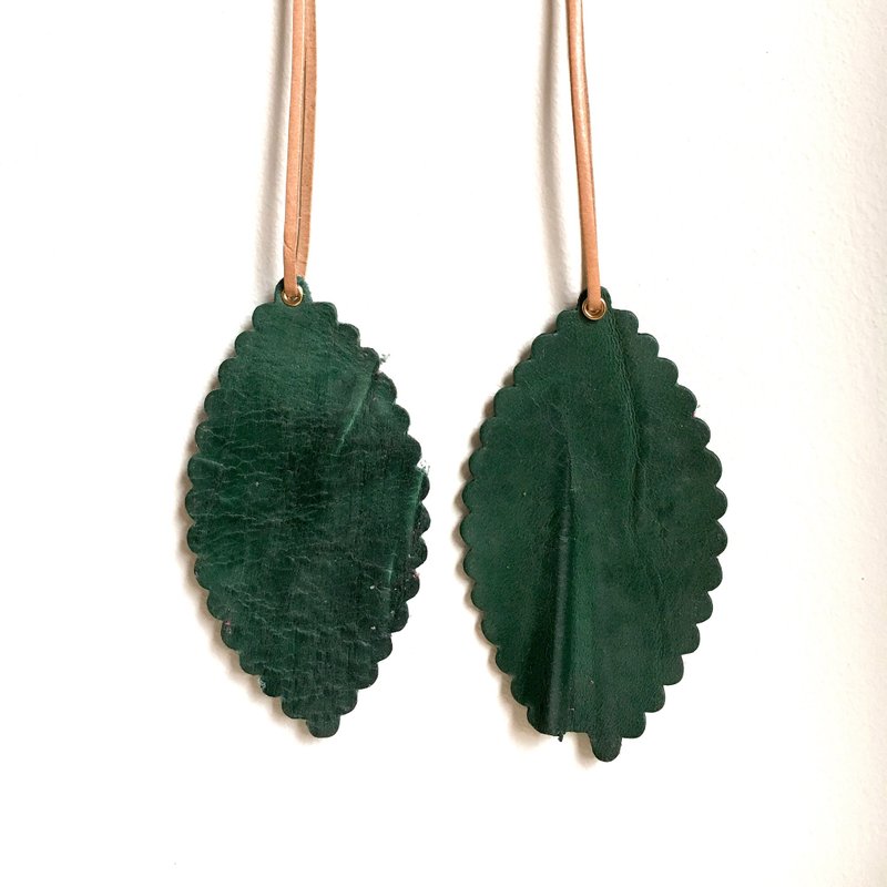 A set of two pieces - unique texture version - genuine cowhide - traveler bookmark / pendant - dark green - Bookmarks - Genuine Leather Green