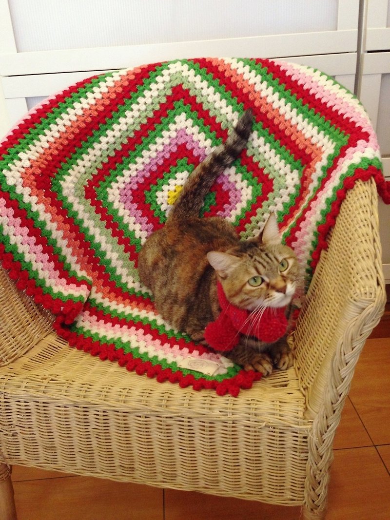 Bear feet hand made. Merry Christmas rainbow circle knit blanket - ผ้าห่ม - ขนแกะ สีแดง