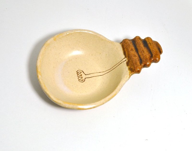 ดินเผา จานเล็ก สีนำ้ตาล - A small plate in the shape of a bare light bulb.