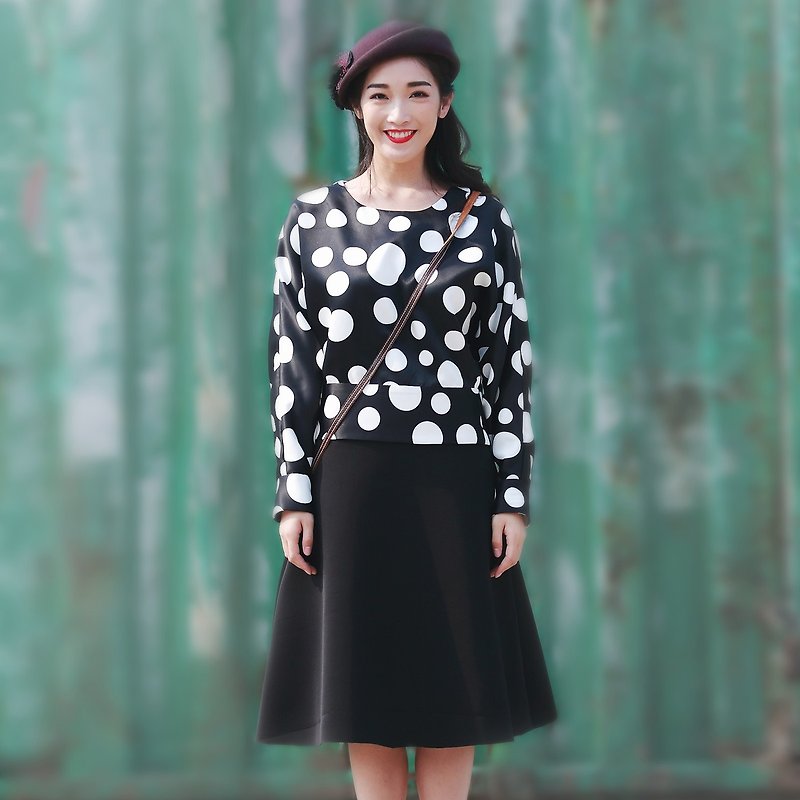 Rain Lin Ling】 【Anne Chen new original design black and white polka dot women's tide new long-sleeved bat sleeves - เสื้อผู้หญิง - ผ้าฝ้าย/ผ้าลินิน สีดำ
