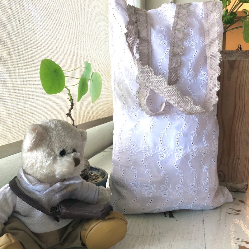 棉．麻 手提包/手提袋 白色 - (Xmas Gift Box) White - Two sided lace embroidery floral tote bag (Design 2)