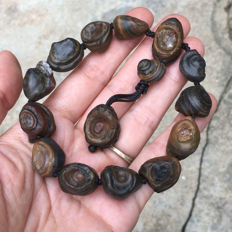 【Lost and find】Old variety Gobi agate surface black brown eye Stone rough stone bracelet - สร้อยข้อมือ - เครื่องเพชรพลอย สีนำ้ตาล