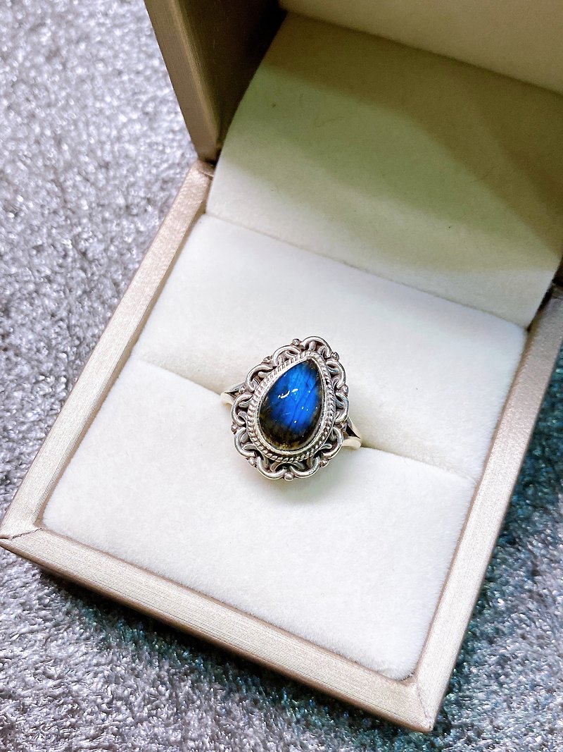 Labradorite Finger Ring Handmade in Nepal 92.5% Silver - แหวนทั่วไป - เครื่องเพชรพลอย 