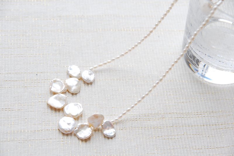 Petal poppy pearl necklace 14kgf - Necklaces - Gemstone White