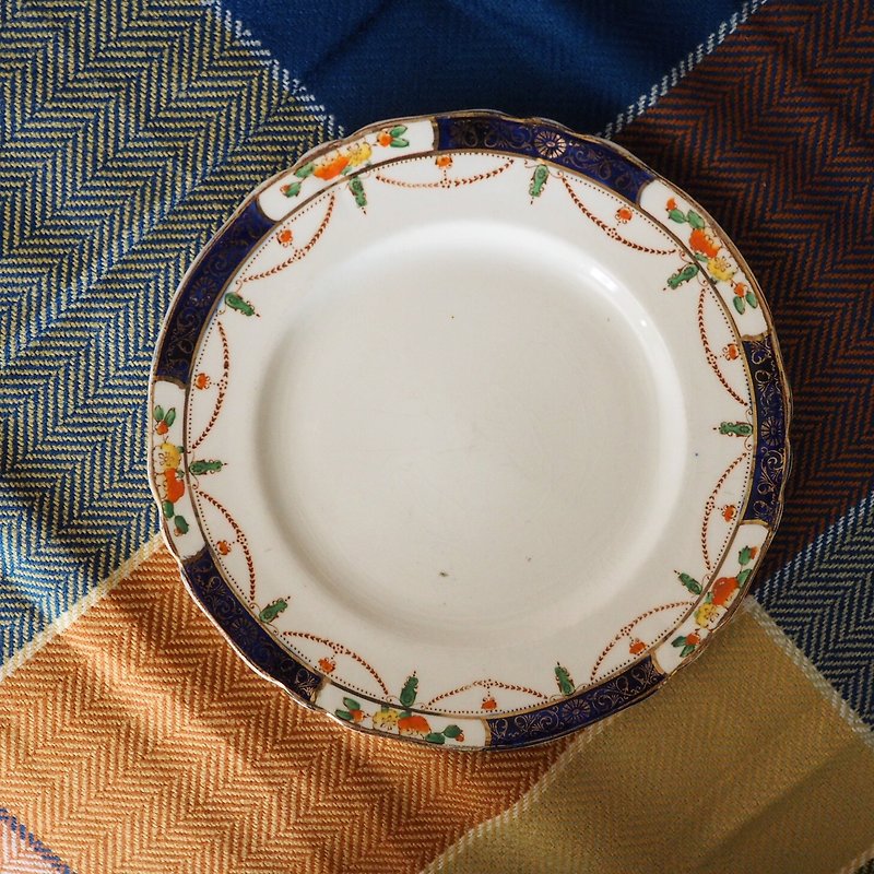 Cute and Vintage British Antique Round Plate Single Piece for Sale - Small Plates & Saucers - Porcelain 