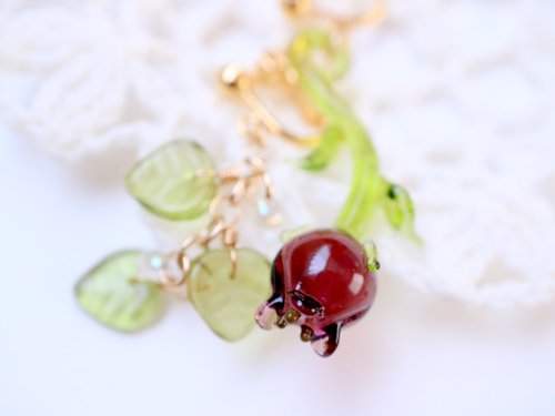 Heart Bouquet バラはあこがれ パープル イヤリング ノンホールピアス 樹脂イヤリング ガラス 透明感 薔薇 ローズ 花 フラワー 紫 アシンメトリー 左右非対稱