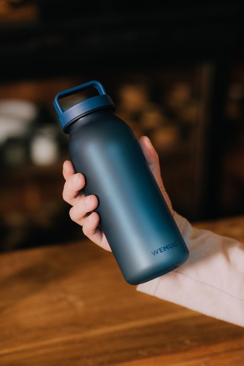 WEMUG 日本熱銷色系 620ml 輕提式手把設計 防漏隨行杯水壺水瓶-經典藍