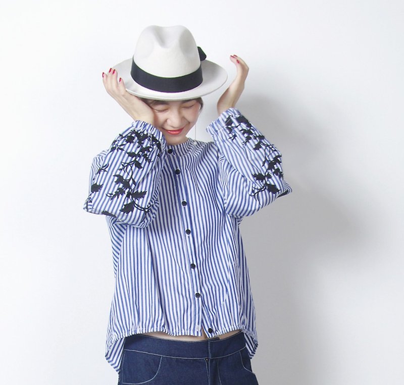 青と白のストライプ刺繍袖シャツ -  imakokoni - シャツ・ブラウス - コットン・麻 ブルー