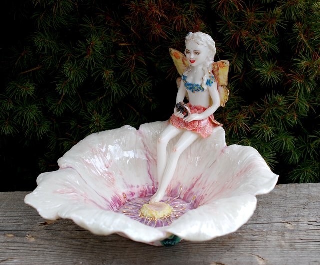 妖精の置物、ピンクの花、磁器の花瓶、エルフの置物、妖精の蝶
