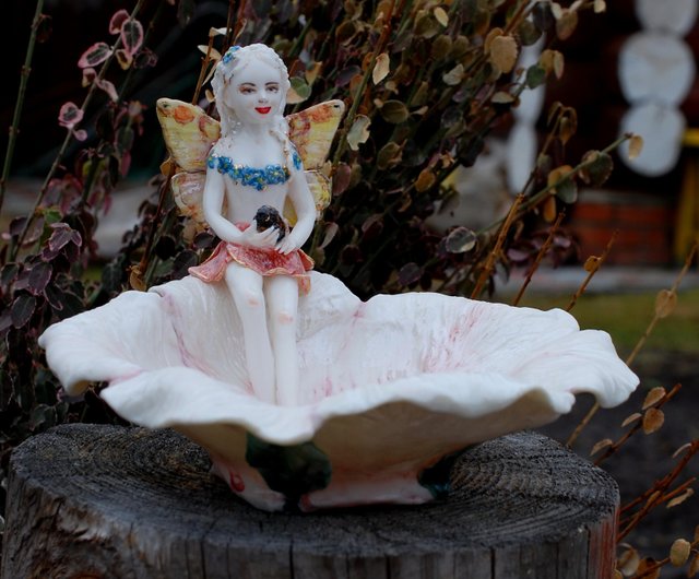 妖精の置物、ピンクの花、磁器の花瓶、エルフの置物、妖精の蝶