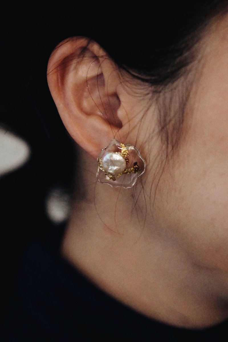 Resin Earrings & Clip-ons Gold - Spark Irregular with Pearl Transparent Earrings