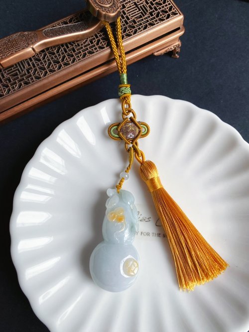 樂藏｜輕珠寶｜手作能量 孤品 天然緬甸玉翡翠 淺綠底帶黃翡 立體手工雕葫蘆 禮物 包掛