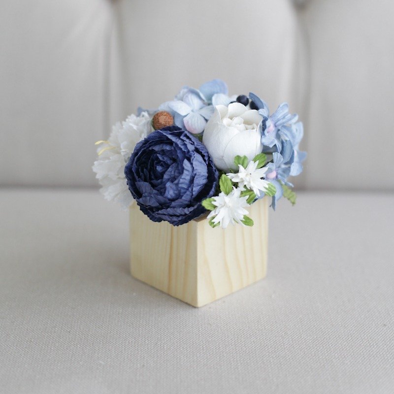 CP102 : ดอกไม้ในกล่องไม้ สำหรับประดับตกแต่งโต๊ะคาเฟ่ร้านขนม ในโทนสีน้ำเงิน - ของวางตกแต่ง - กระดาษ สีน้ำเงิน
