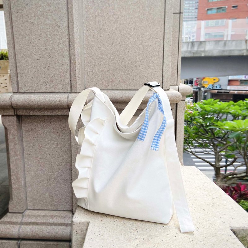 Sweet and playful millenial style Y2K lotus leaf wave design canvas bag - Messenger Bags & Sling Bags - Cotton & Hemp White