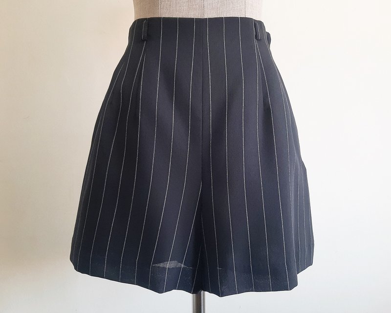 25 Waist Vintage Black White Striped Shorts Womens High Waisted Shorts XS - 女短褲/五分褲 - 其他材質 黑色