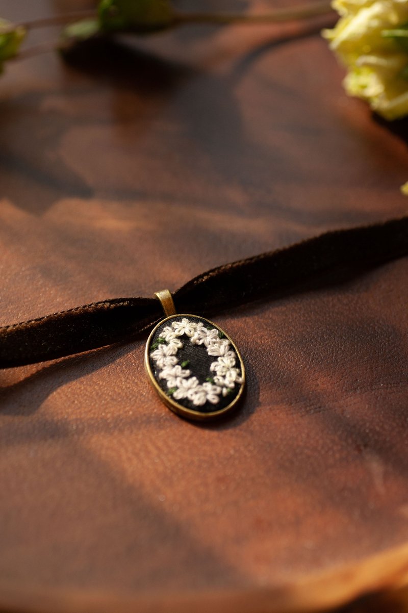 復古刺繡頸鏈| 10月誕生花 櫻草 - 項鍊 - 其他金屬 