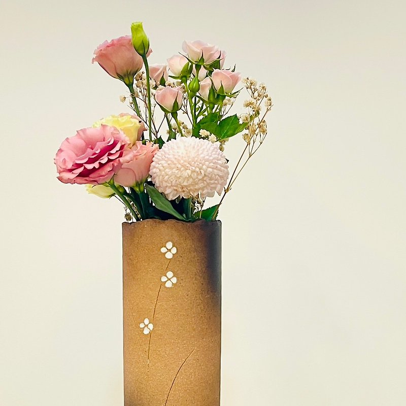 Shigaraki-size 8-inch vase with small flowers - เซรามิก - ดินเผา สีกากี
