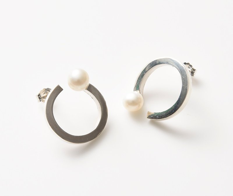Earrings of pearl and circle - ต่างหู - โลหะ 