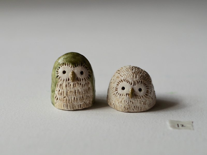 mom and baby owl with giftbox クリスマスギフト - Items for Display - Pottery White