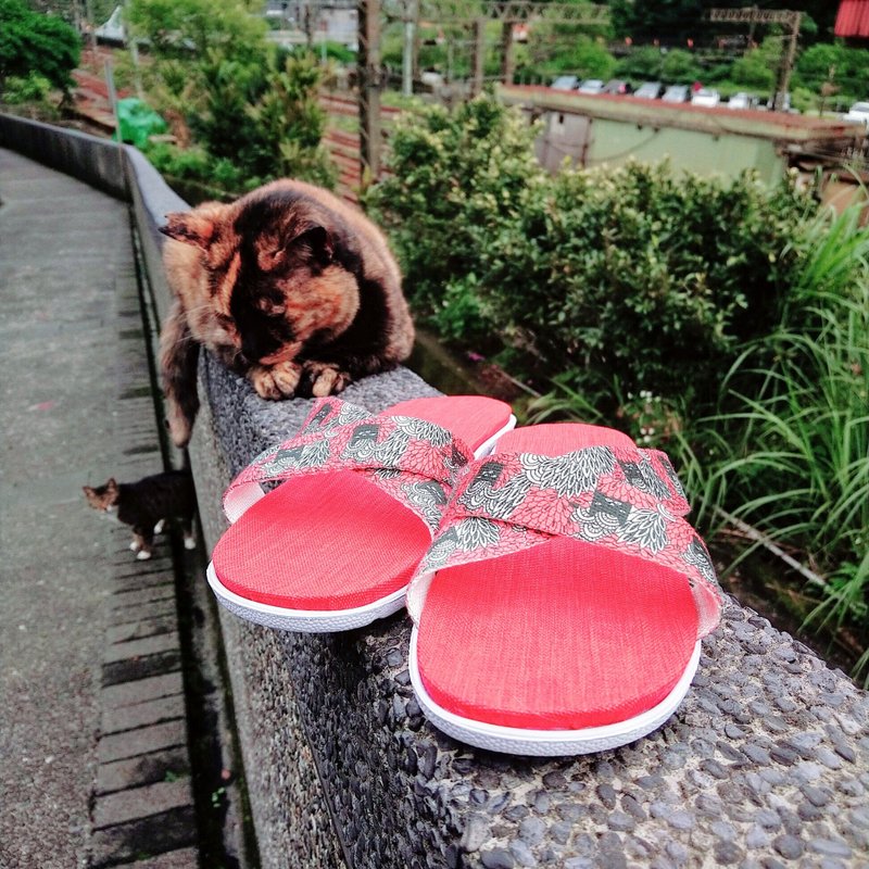 Skin-friendly decompression, lightweight and comfortable / Taiwan hand-made indoor slippers l Long live the cat slave / red background - Indoor Slippers - Polyester 