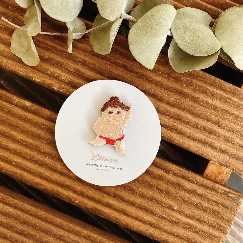 Embroideried patch Embroidery pin | Sumo wrestler | Littdlework - Brooches - Thread Multicolor