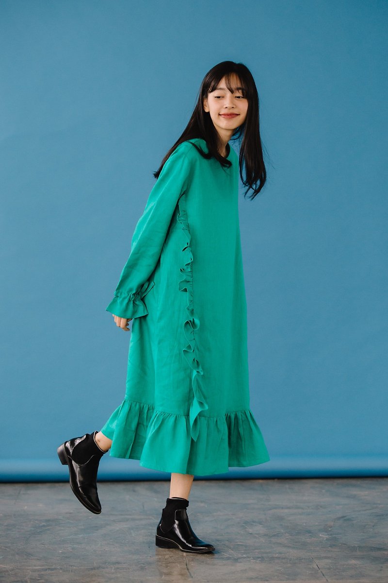 RUFFLE DRESS WITH LONG SLEEVES IN OCEAN BLUE - 連身裙 - 棉．麻 藍色