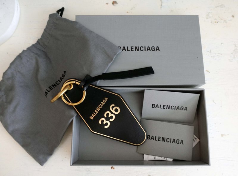法國Balenciaga黑色真皮酒店風門牌掛牌鎖匙扣吊飾 高級二手古著 - 鑰匙圈/鑰匙包 - 其他金屬 黑色