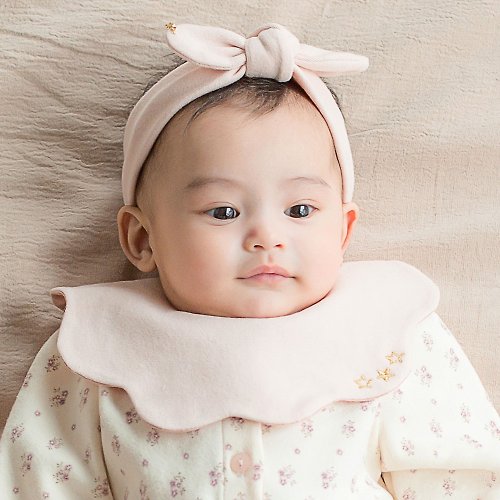 日安朵朵 Happy Prince韓國製 Pinky蝴蝶結嬰兒童髮飾+花瓣圍兜2件組