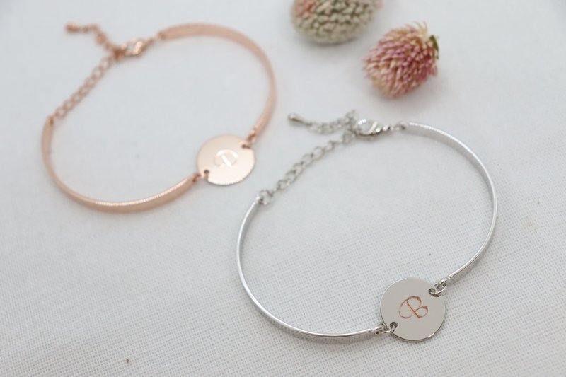 パーソナライズされたイニシャルブレスレット、イニシャルディスクバングル、彼女のためのイニシャルブレスレット - ブレスレット - 銅・真鍮 