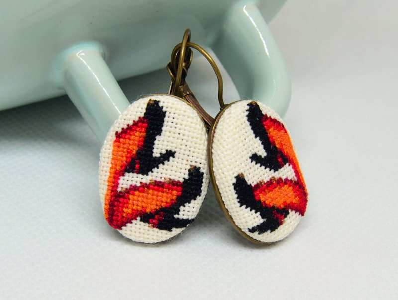 黑色鞋子刺繡耳環十字繡橙色首飾手工製作的女士禮物 - 耳環/耳夾/耳骨夾 - 繡線 橘色