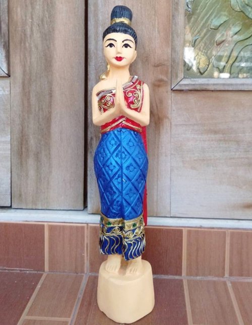 ナン・ワイ、ナン・サワディーの木彫り人形、ステンドグラスで装飾され