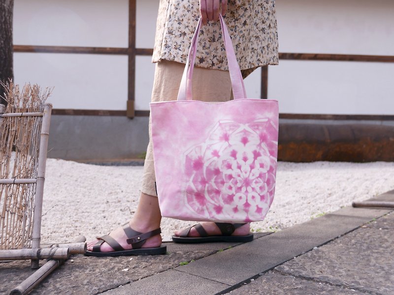 Sakura | Tie-dye handmade tote bag - กระเป๋าถือ - ผ้าฝ้าย/ผ้าลินิน สึชมพู
