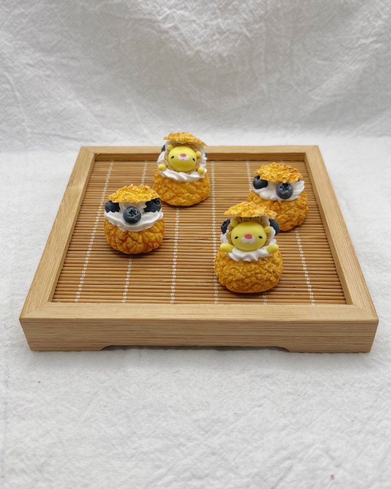 【玫泥手作】藍莓泡芙/小獅藍莓奶霜泡芙/雙餡泡芙模型擺飾公仔 - 擺飾/家飾品 - 黏土 黃色