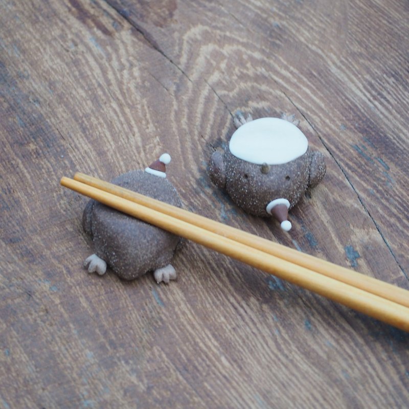 【療癒小物系列】極地動物-耶誕企鵝 筷架  杯緣子 - 玩偶/公仔 - 陶 咖啡色