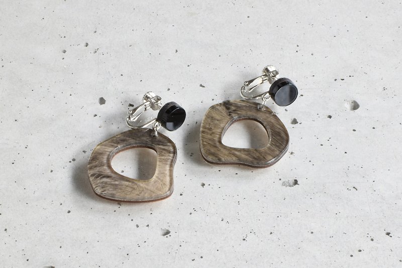koishi hole Clip-On/ BLACK - Earrings & Clip-ons - Acrylic Black
