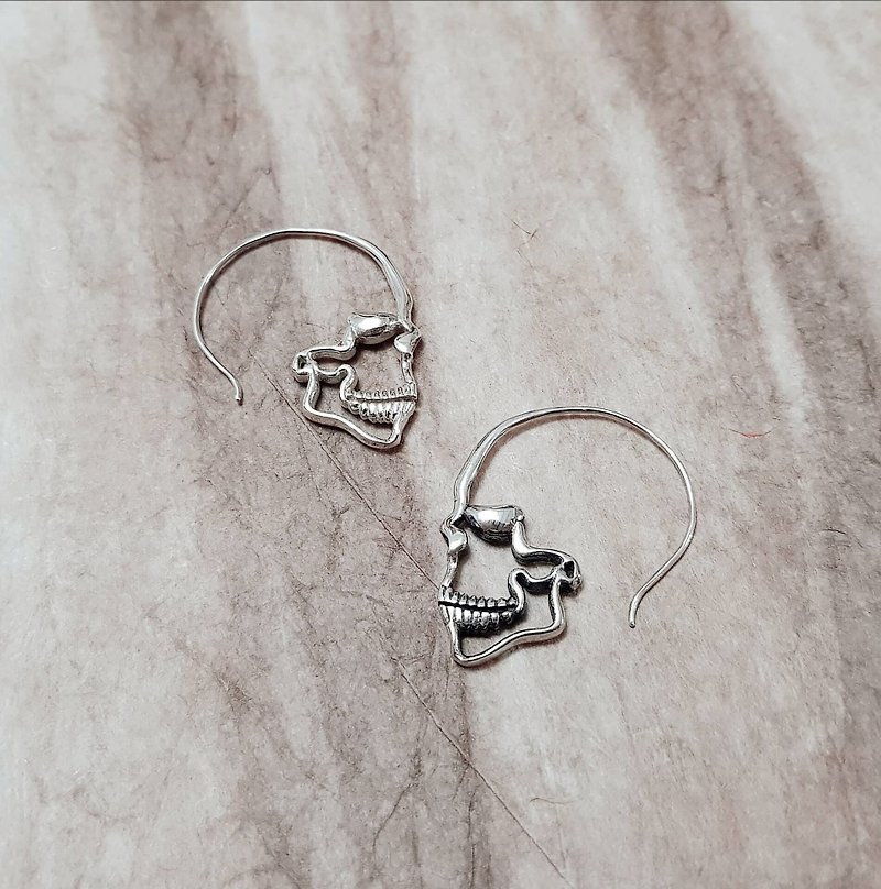 Minimalist skull image earrings 925 sterling silver ornaments sold in Silver, black, silver and white - ต่างหู - เงินแท้ สีเงิน