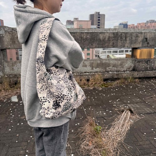 MA MA手作拼布 【 純手作】sketch 夏日流浪包 Hobo bag 單掮包 日本設計布