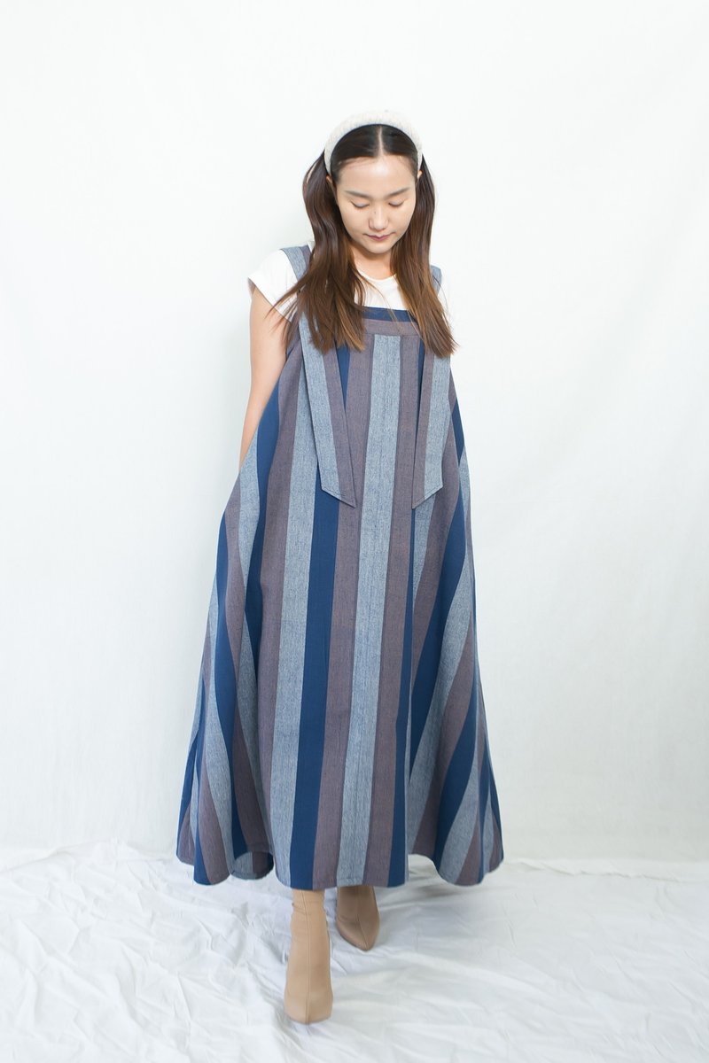 Bib skirt made of hand-woven cotton in natural color. - 洋裝/連身裙 - 棉．麻 藍色