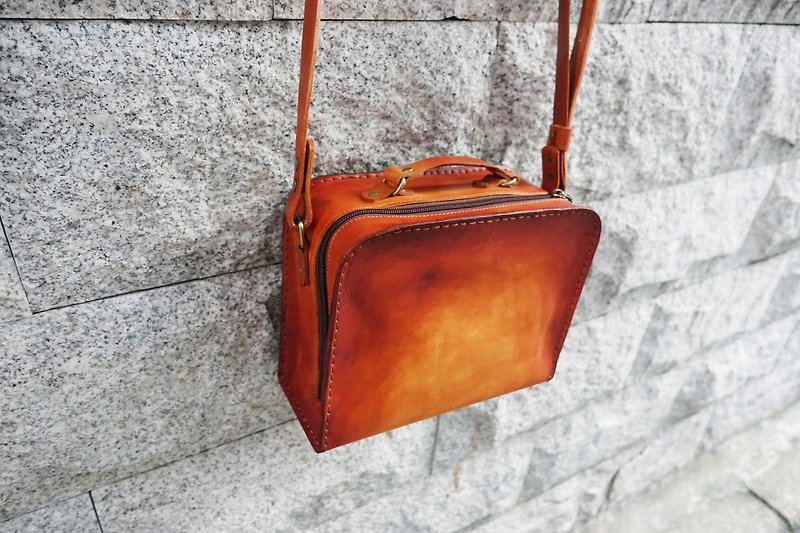 Sienna (leather series) leather manual trunk - กระเป๋าแมสเซนเจอร์ - หนังแท้ สีนำ้ตาล