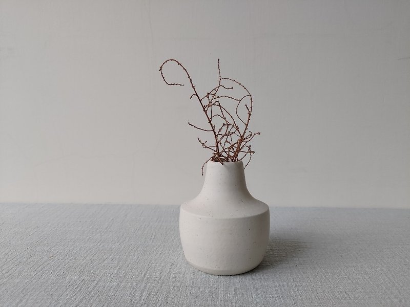 Very People x Hung Cheng-Living Furnishings / Hand-drawn Broken Porcelain Bottle - Pottery & Ceramics - Pottery White