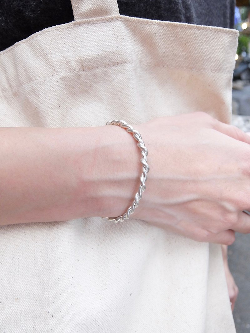 Woven sterling silver bracelet - สร้อยข้อมือ - โลหะ สีเงิน